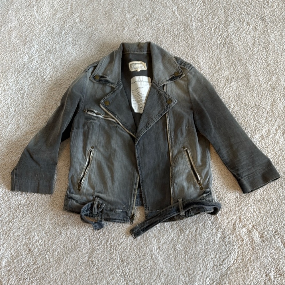 Distressed Current Elliot 3/4 length sleeve. Waist length. Circa roughly 2010.
